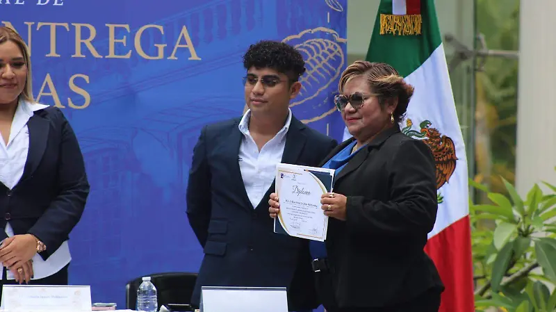 Con-Orgullo-Muestra-Su-Diploma